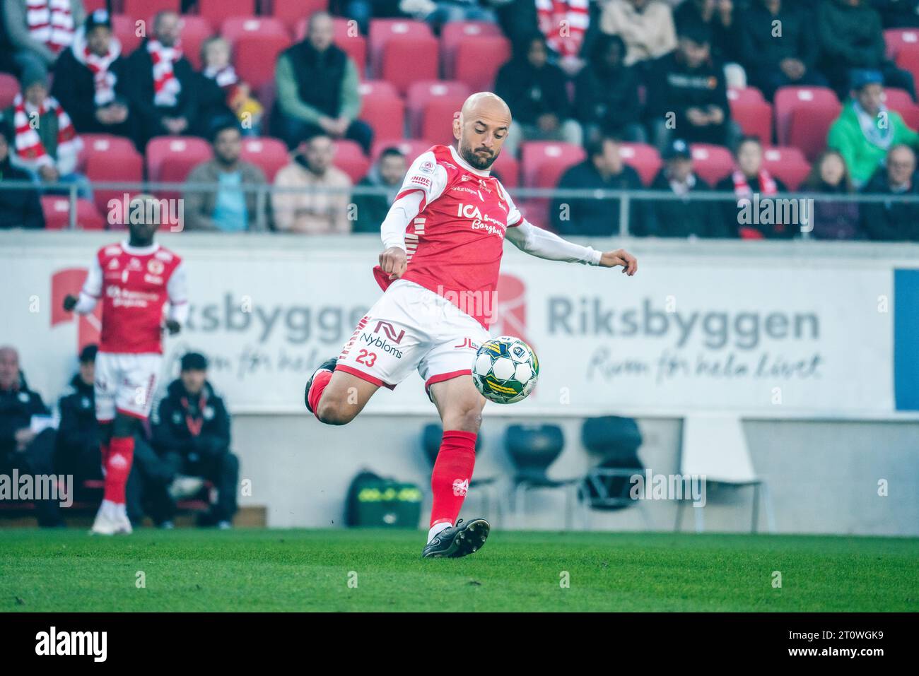 Kalmar, Schweden. Oktober 2023. Robert Gojani (23) von Kalmar FF wurde während des Allsvenskan-Spiels zwischen Kalmar FF und Malmo FF in der Guldfaageln Arena in Kalmar gesehen. (Foto: Gonzales Photo - Joe Miller). Stockfoto