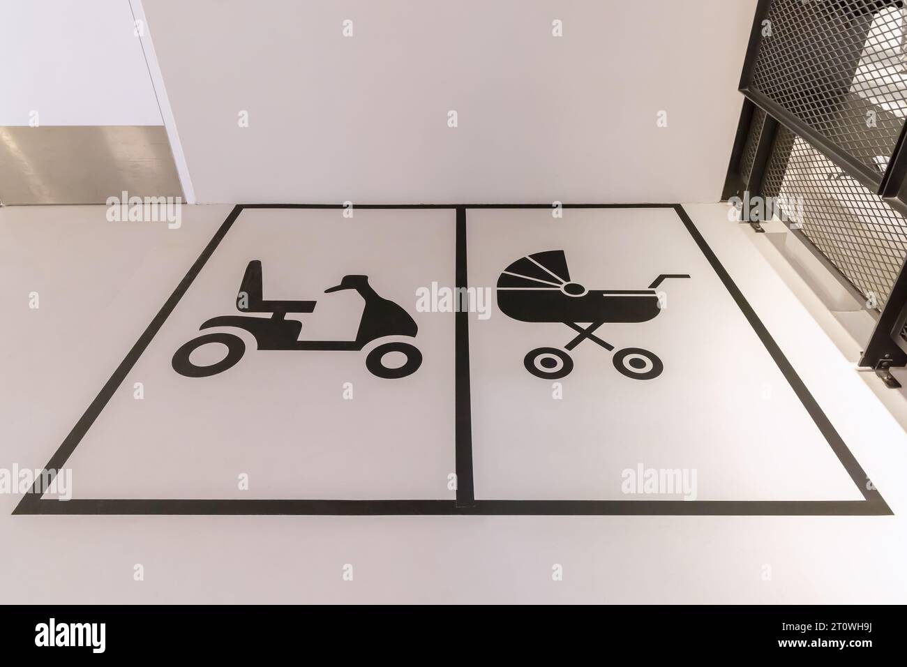 Reservierter Innenparkplatz für Roller und Kinderwagen Stockfoto