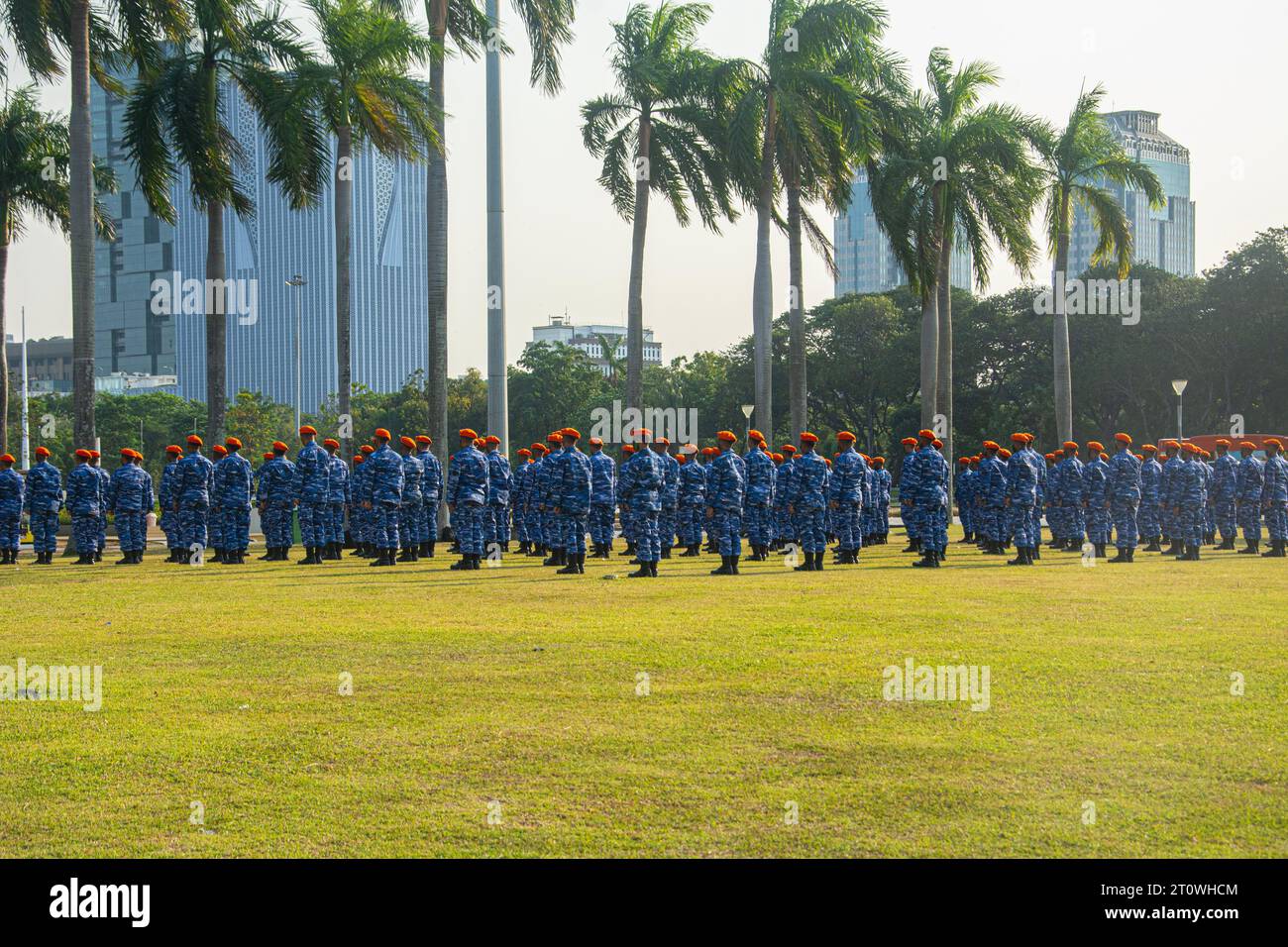 Die indonesischen Luftwaffe stellen sich ordentlich in einem Park auf Stockfoto