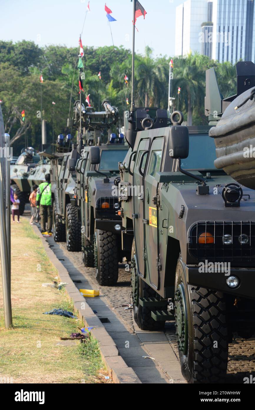 Parade indonesischer Kampffahrzeuge am Nationaldenkmal Jakarta, an dem das indonesische Volk teilnahm. Stockfoto