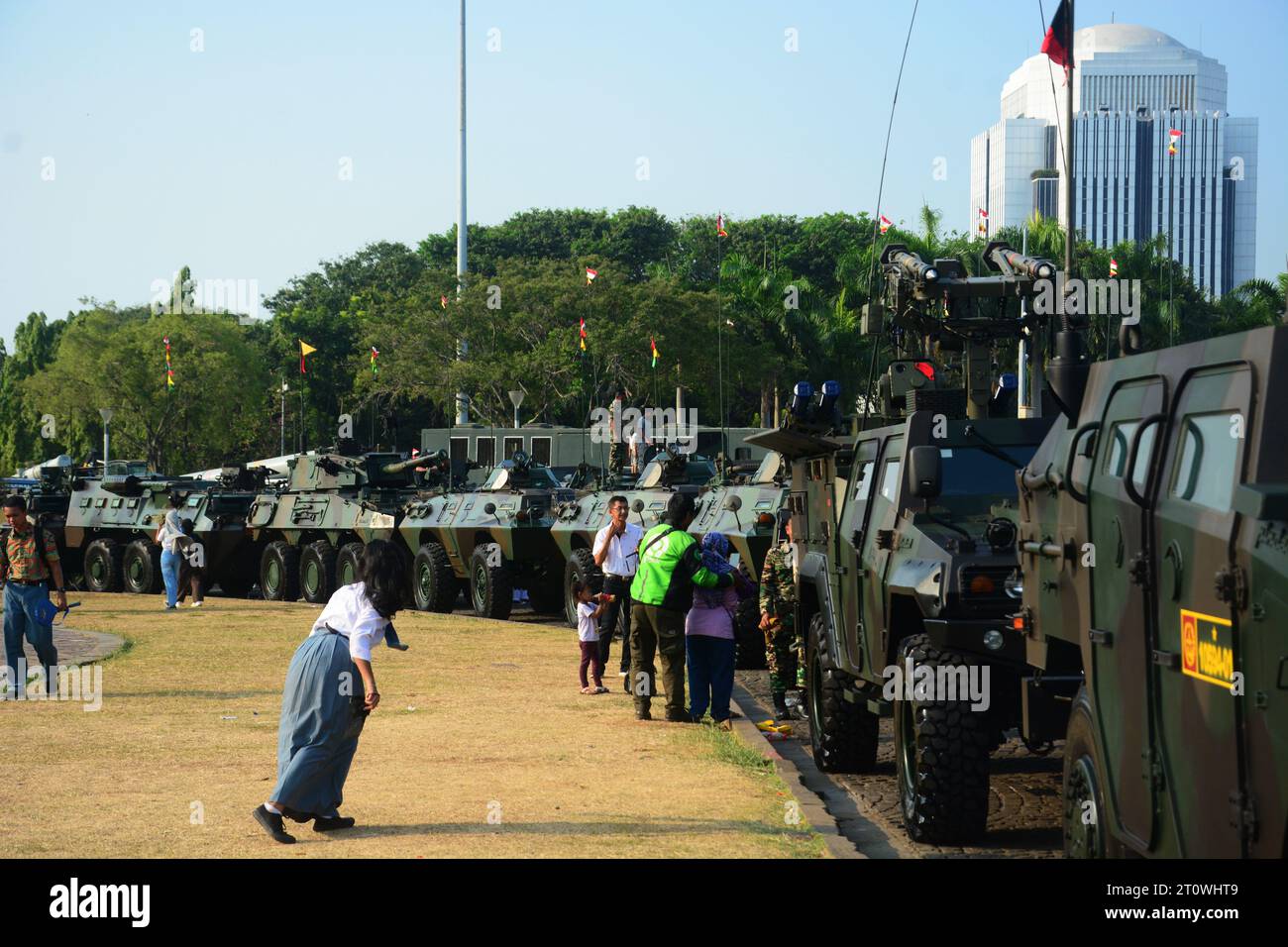 Parade indonesischer Kampffahrzeuge am Nationaldenkmal Jakarta, an dem das indonesische Volk teilnahm. Stockfoto