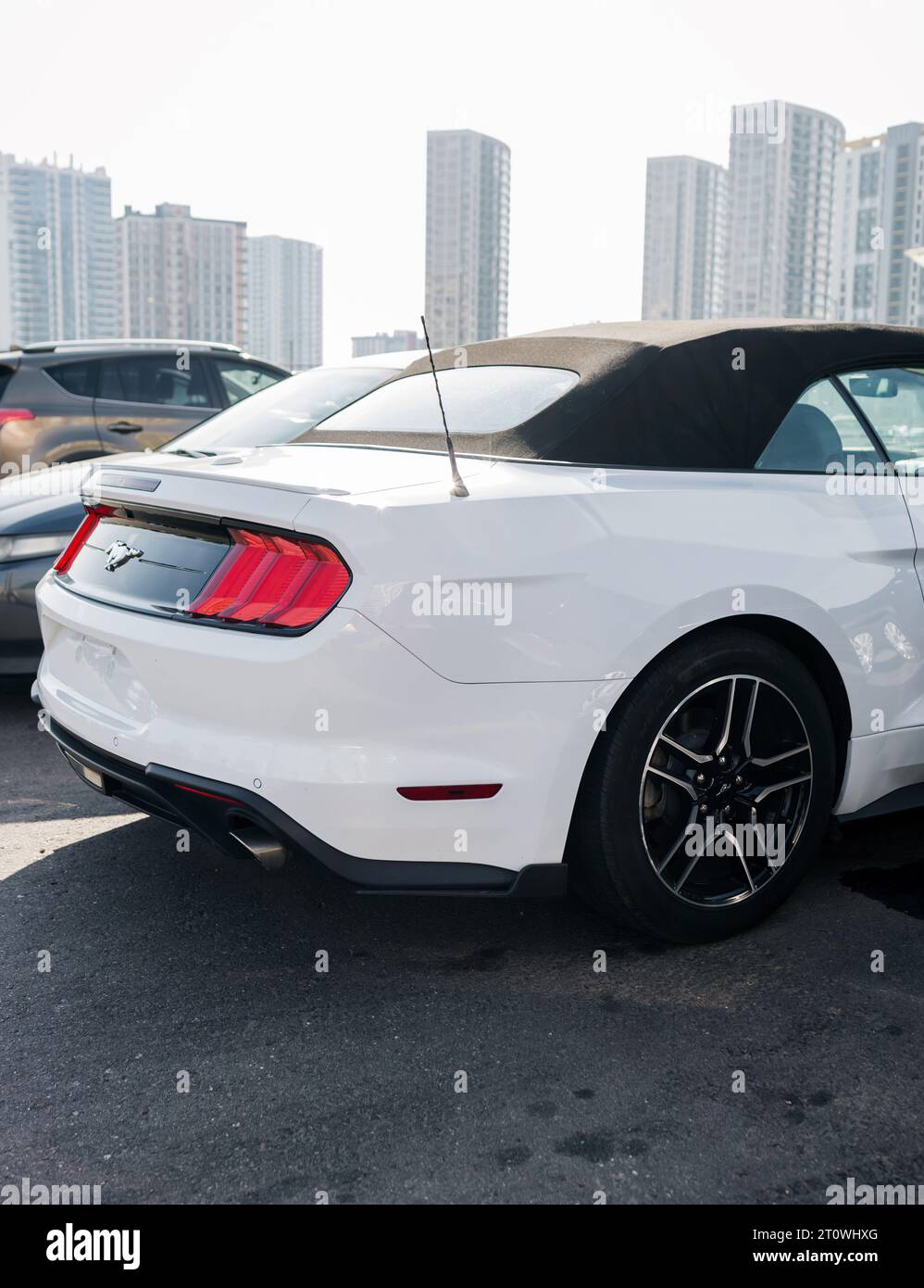 Minsk, Weißrussland, Oktober 2023 - Rückansicht des weißen Ford Mustang Coupé-Autos auf der Straße geparkt. Stockfoto