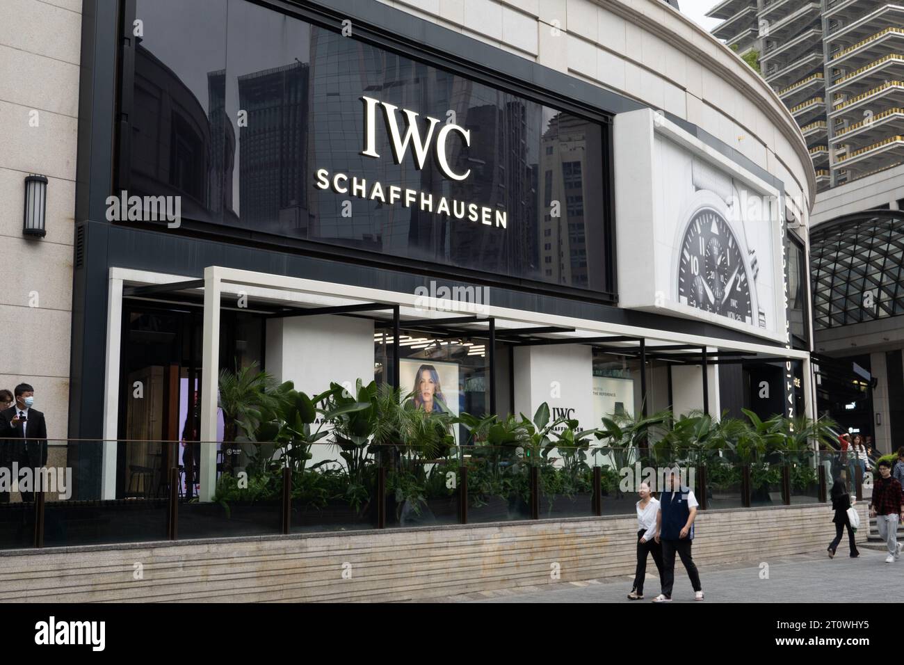 SHANGHAI, CHINA - 9. OKTOBER 2023 - IWC SCHAFFHAUSEN Watch Flagship Store in Shanghai, China, 9. Oktober 2023. Stockfoto