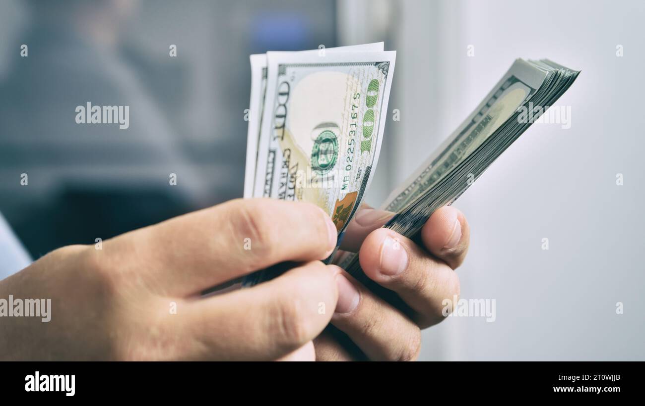 Geschäftsmann-Hände zählen Geld 100 Dollar. Finanz- und Zahlungskonzept. Nahaufnahme Stockfoto