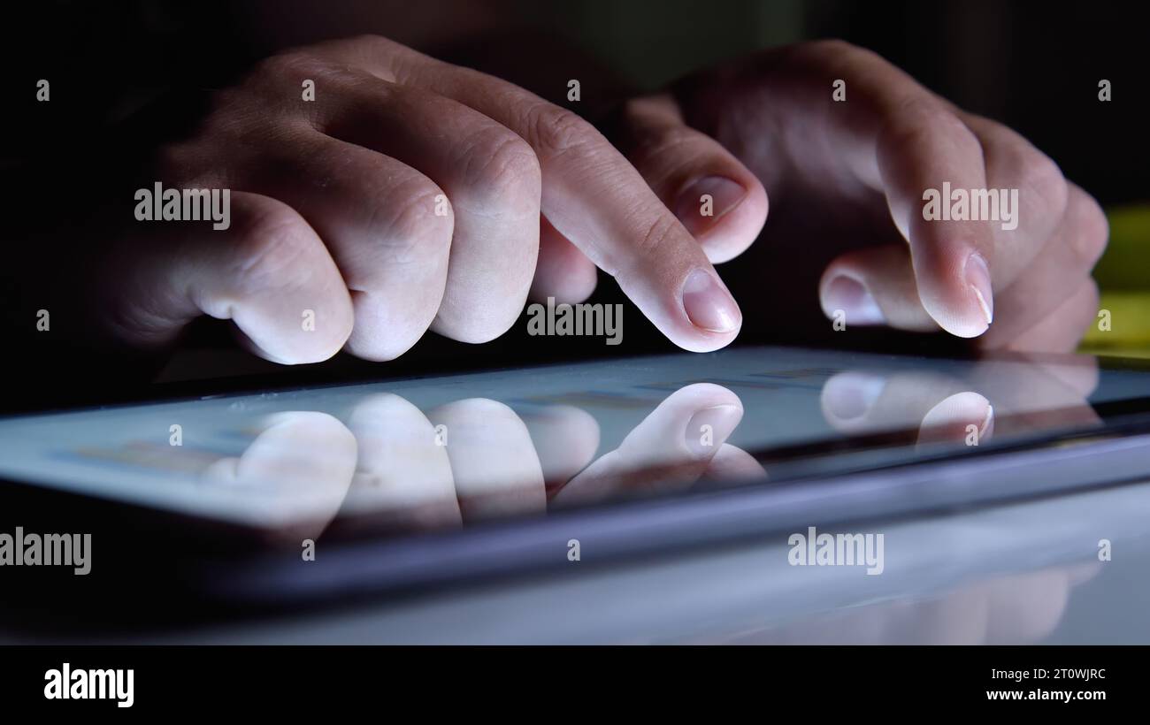 Hand-Sof-Trader scannt an der Online-Börse von Tablets. Konzept für den geschäftlichen und finanziellen Erfolg. Nahaufnahme Stockfoto