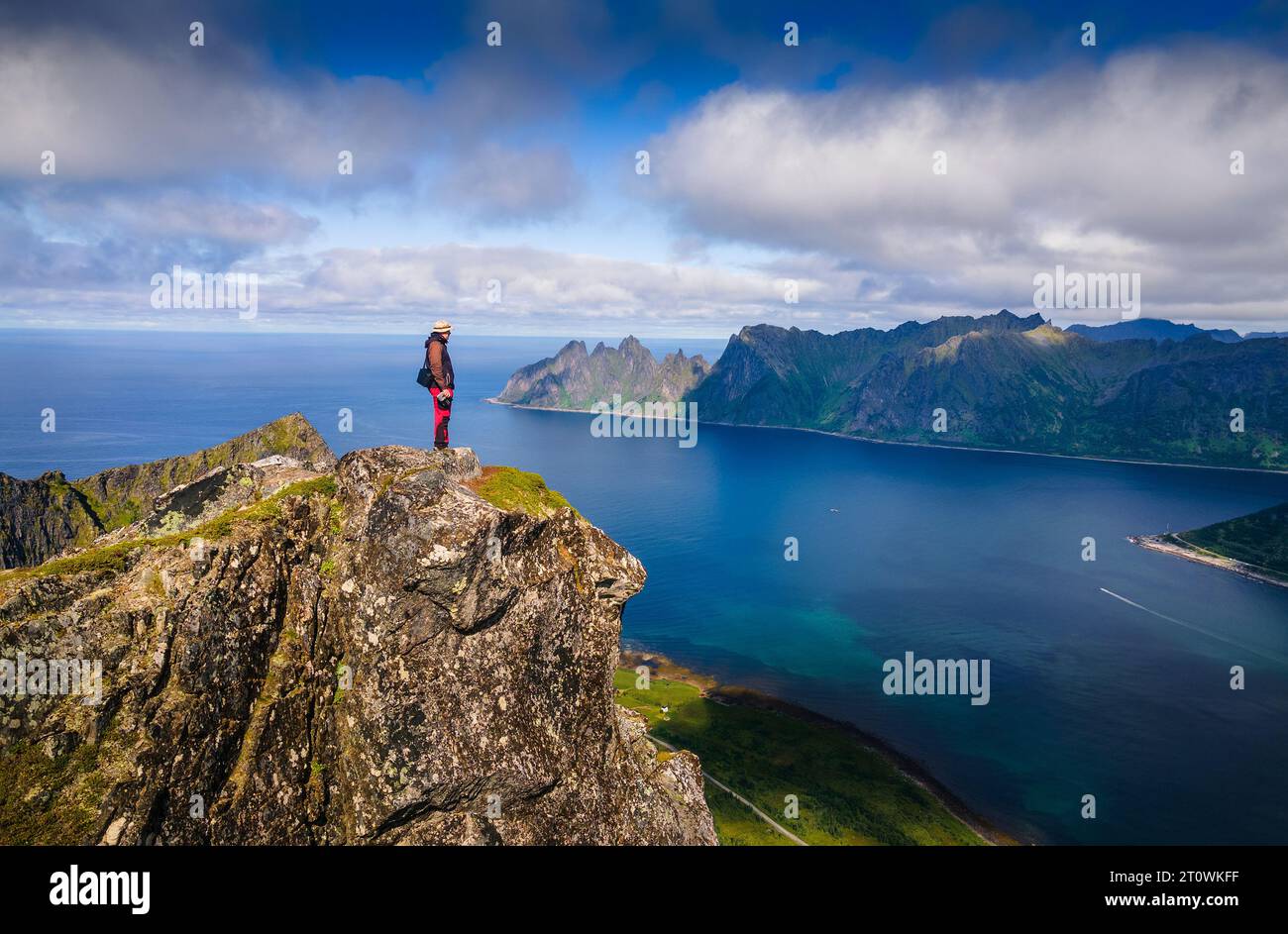 Wanderer auf dem Gipfel des Husfjellet auf der Insel Senja in Norwegen Stockfoto