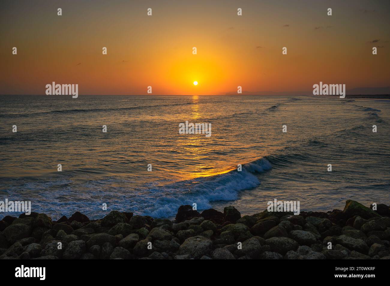 Sonnenuntergang über dem Arabischen Meer und ein Strand in Salalah, Oman Stockfoto
