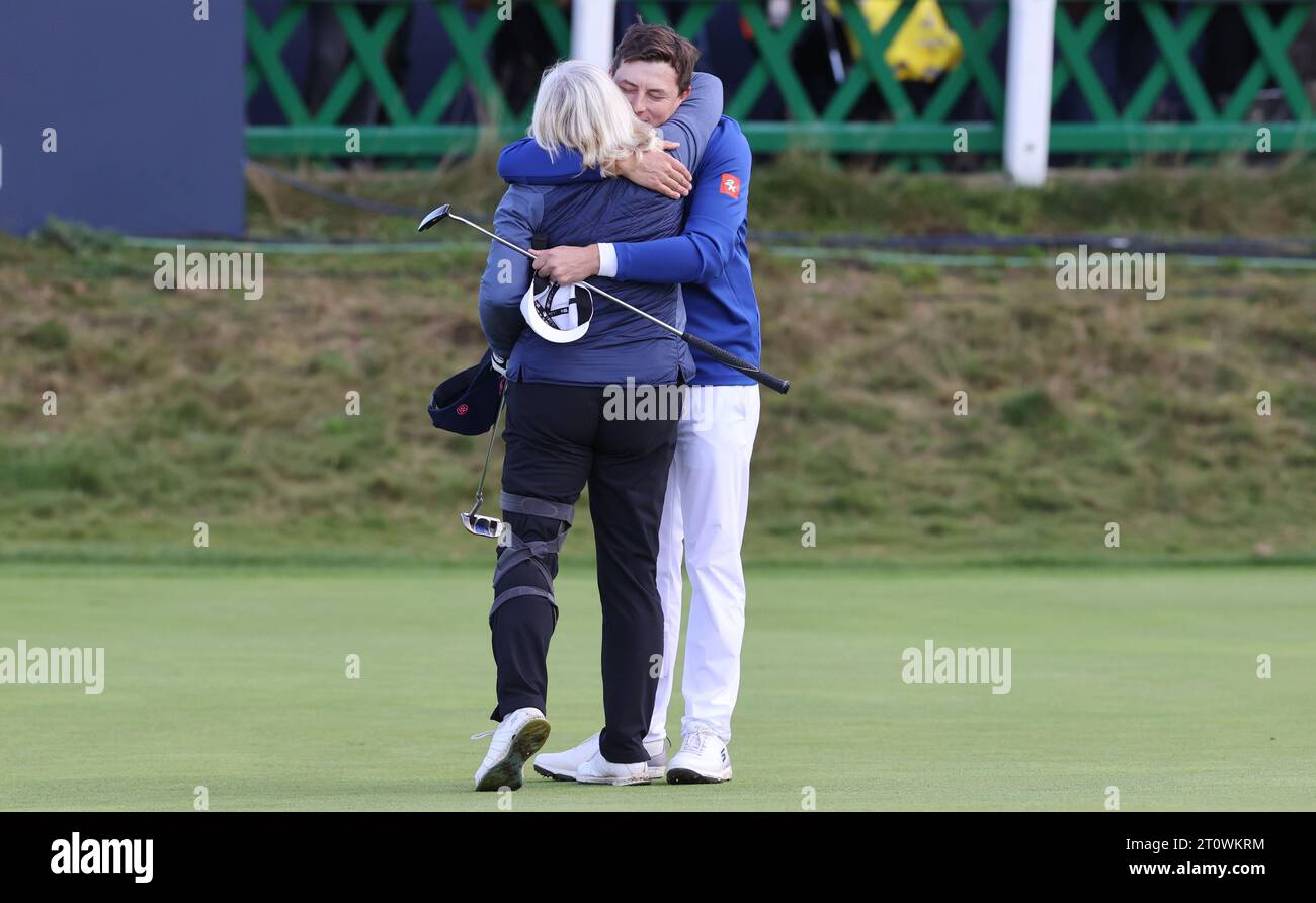 Matt Fitzpatrick feiert mit seiner Mutter Susan Fitzpatrick, nachdem er