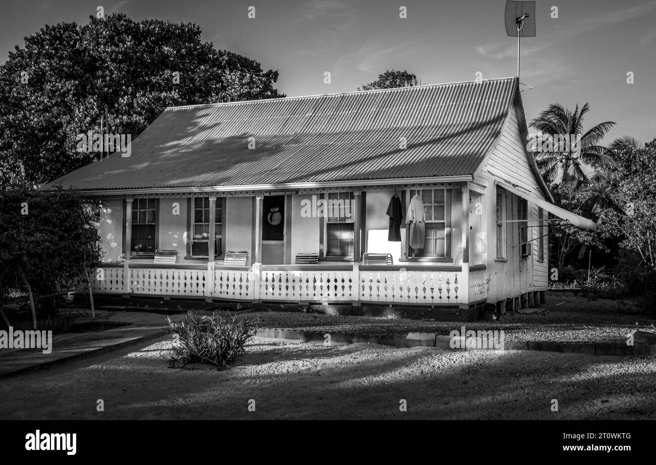 Grand Cayman, Cayman Islands, 17. November 2017, Haus im karibischen Stil mit gewelltem Zinndach und Veranda im West Bay District Stockfoto