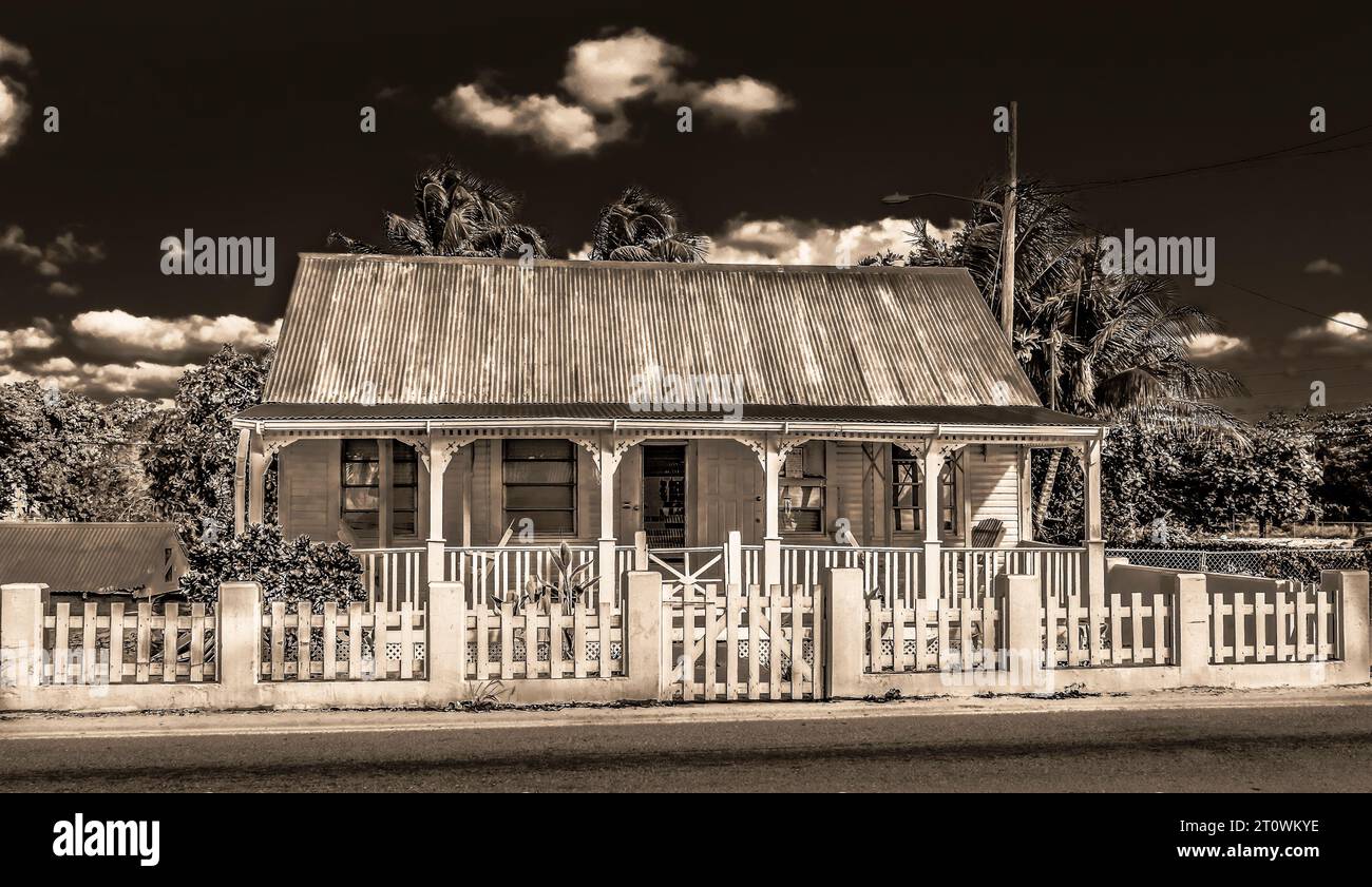 George Town, Grand Cayman, Cayman Islands, 13. November 2017, Haus im karibischen Stil mit einem Wellblech-Dach und einer Veranda Stockfoto