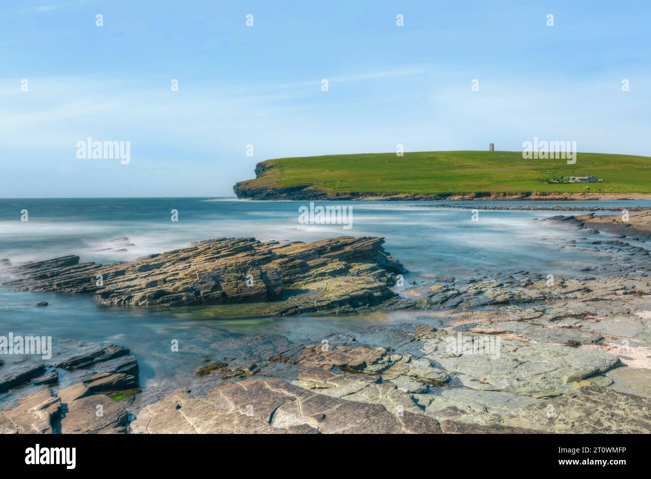 Marwick Head und das Kitchener Memorial in Orkney, Schottland Stockfoto