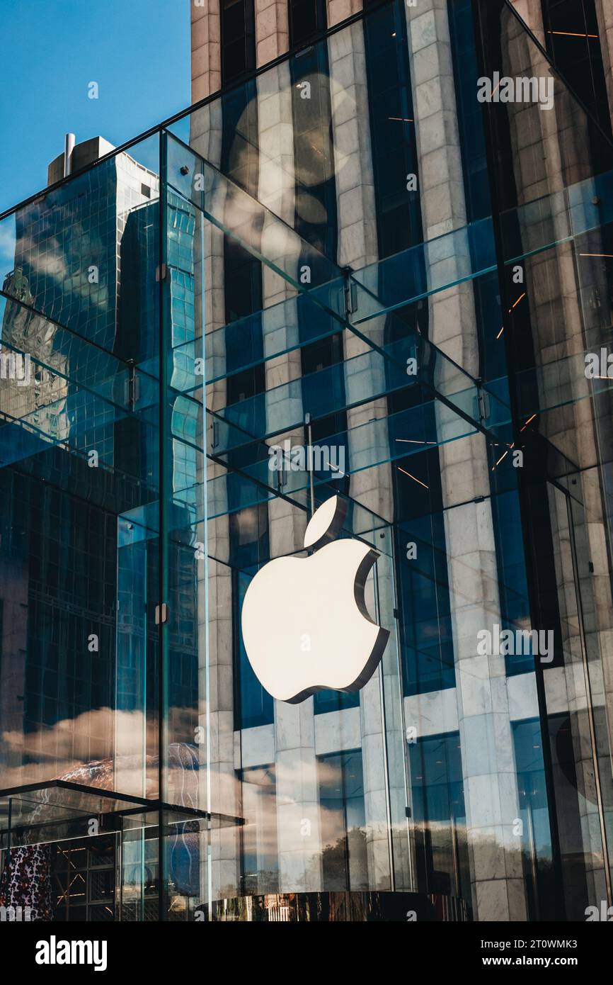 Modernes, stilvolles Logo und Glaseingang im Apple Store-Gebäude an der Fifth Avenue in New York City, USA. Stockfoto