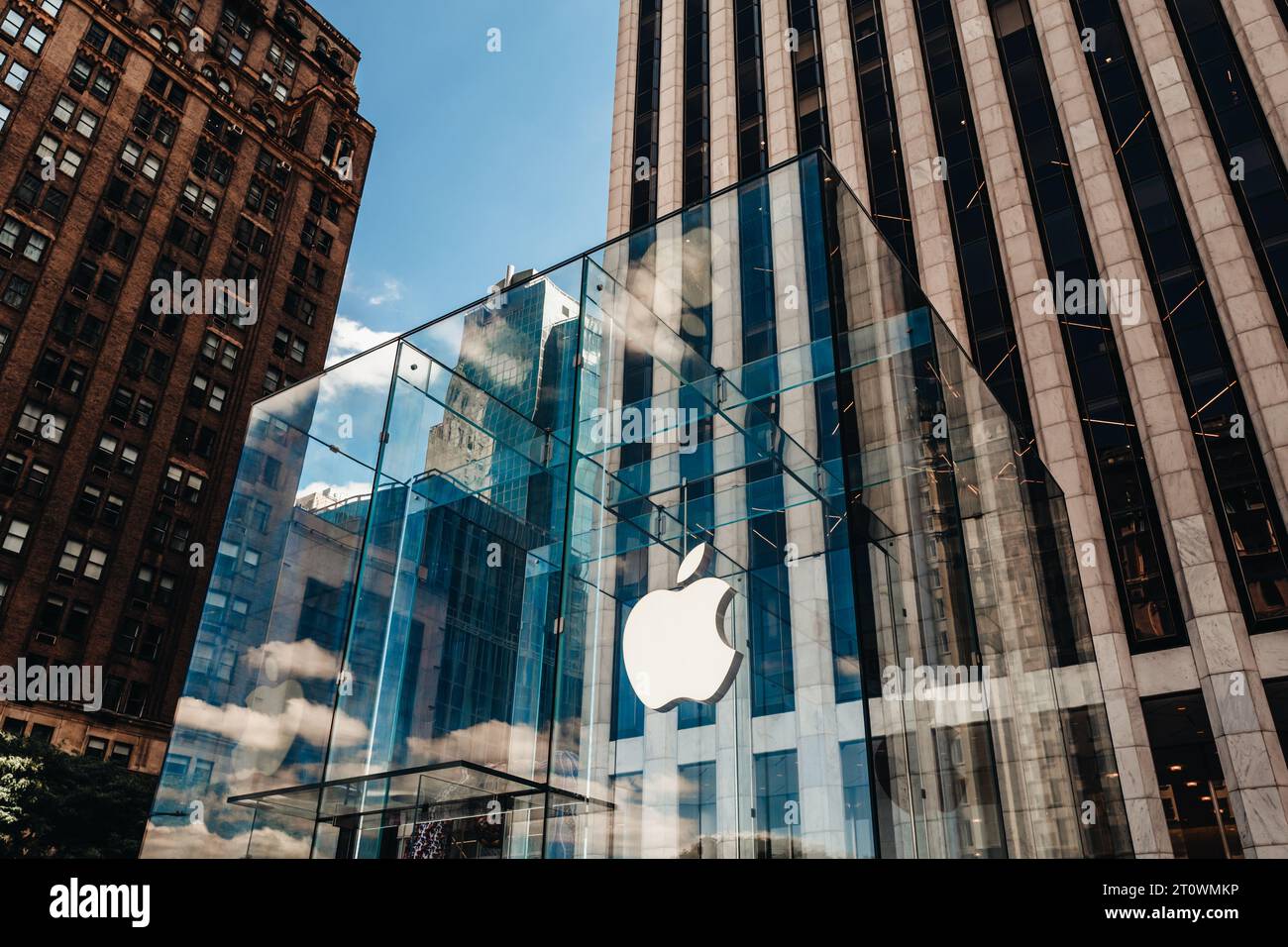 Modernes, stilvolles Logo und Glaseingang im Apple Store-Gebäude an der Fifth Avenue in New York City, USA. Stockfoto