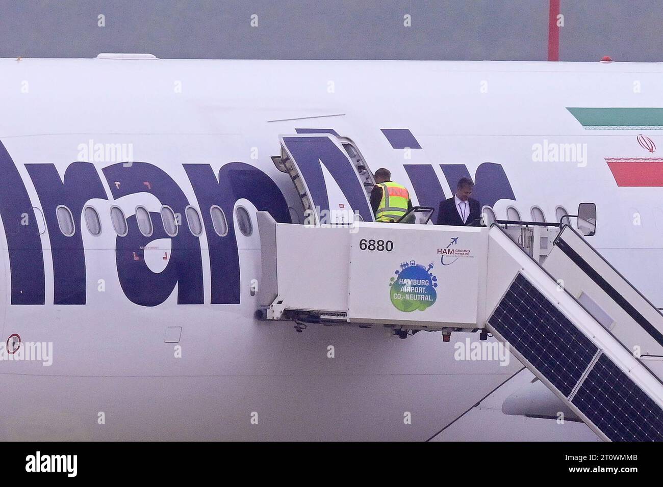 Hamburg, Deutschland. Oktober 2023. Ein Flugzeug der Iran Air steht am Flughafen Hamburg. Der Flugbetrieb am Flughafen Hamburg, der aufgrund eines drohenden Angriffs auf ein iranisches Flugzeug aus Teheran ausgesetzt wurde, wurde wieder aufgenommen. Quelle: Jonas Walzberg/dpa/Alamy Live News Stockfoto