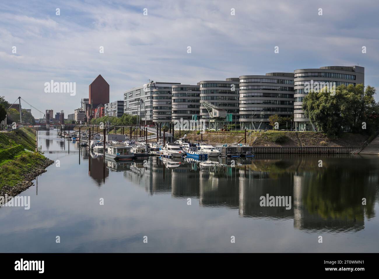 Duisburg, Ruhrgebiet, Nordrhein-Westfalen, Deutschland - Duisburger Innenhafen. Marina Duisburg, die Marina im Innenhafen vor der Five Boa Stockfoto