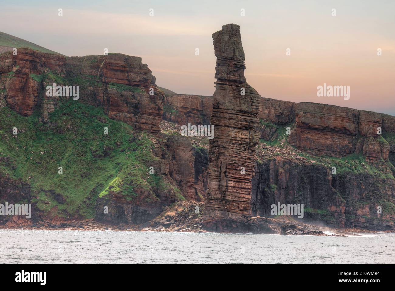 Der Old man of Hoy ist ein 449 Meter hoher Seestapel an der Westküste der Insel Hoy in Orkney, Schottland. Stockfoto