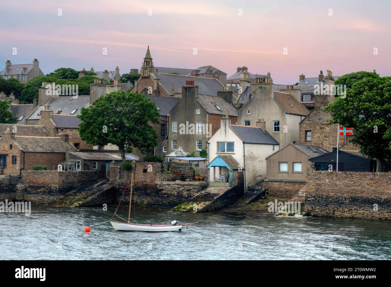 Die Altstadt von Stromness mit ihrem Fährterminal in Orkney, Schottland. Stockfoto