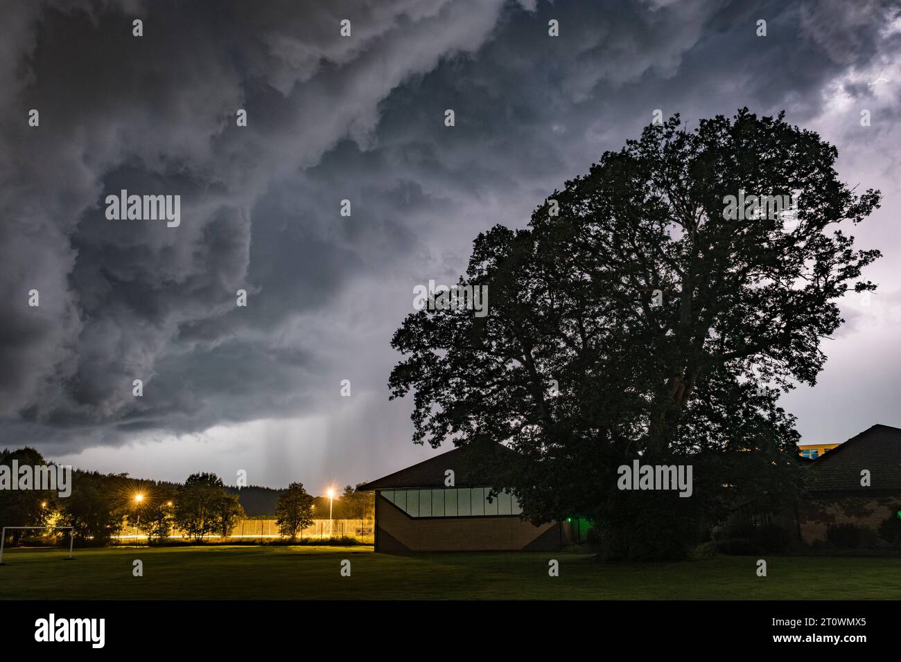 Dramatische Gewitterwolken und starker Regen nähern sich der walisischen Kleinstadt Presteigne, Powys, Großbritannien. Stockfoto