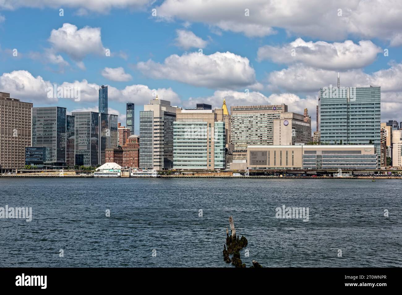 Der Campus der NYU Langone Health an der 1st Avenue, der um das Tisch Hospital herum gebaut wurde, umfasst acht miteinander verbundene Gebäude. Stockfoto