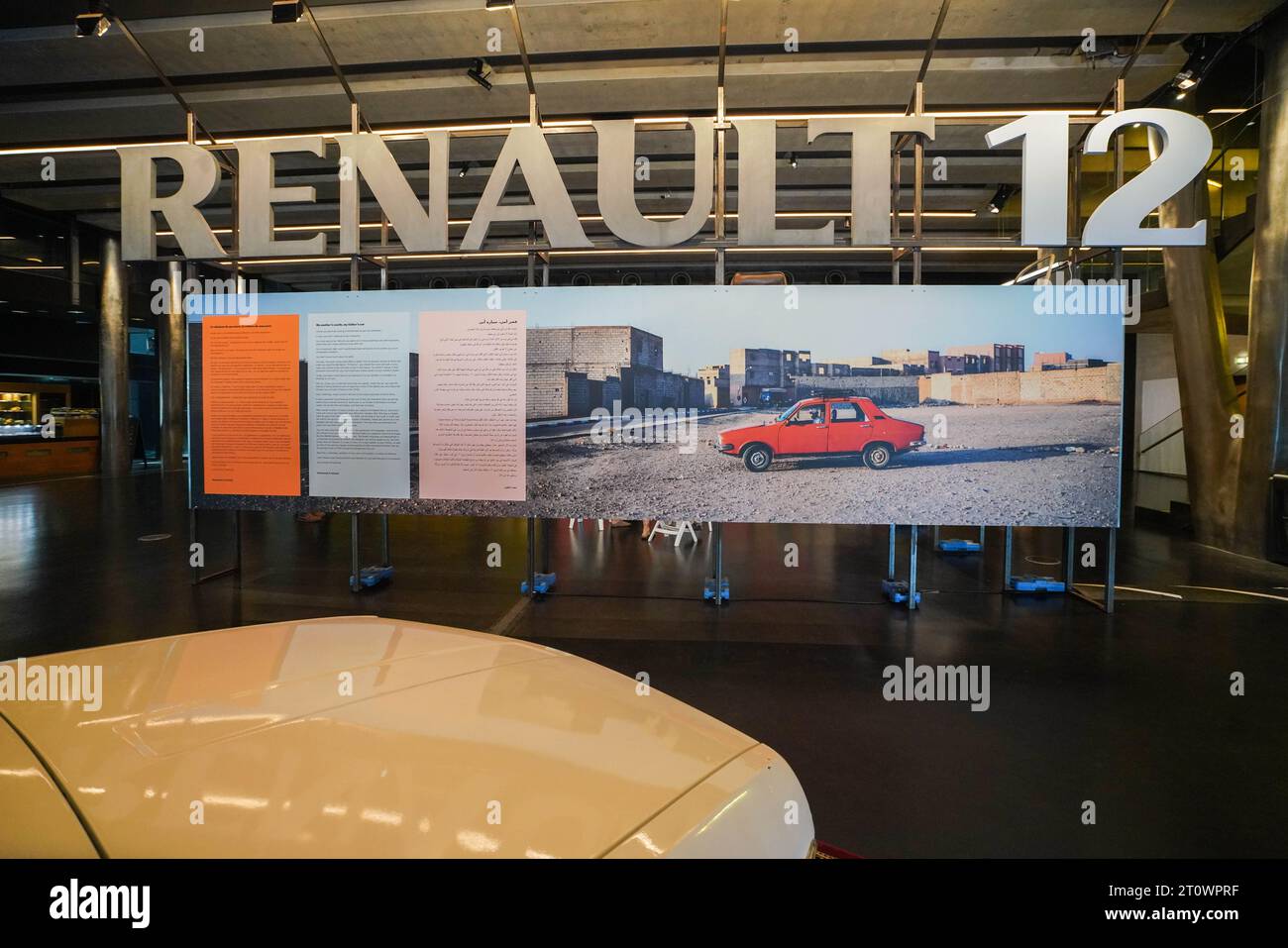 Marseille, Frankreich. 8. Oktober 2023. Renault 12 eine Ausstellung von Mohammed El-Khatib im Mucem in Marseille ist eine persönliche epische Reise eines Sohnes in Trauer, ein filmisches Erlebnis mit dem Dokumentarmaterial der Rückführung der verstorbenen Mutter des Regisseurs aus Frankreich nach Tanger Marokko in einem französischen Renault 12. das war in den 1970ern ein sehr beliebtes Auto Quelle: amer Gazzal/Alamy Live News Stockfoto