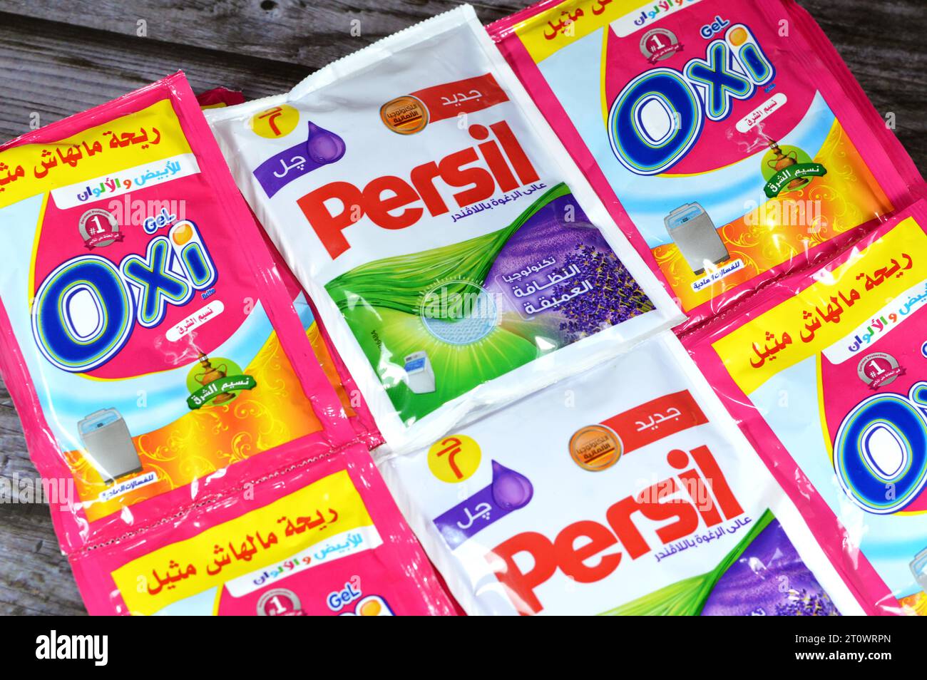 Kairo, Ägypten, 1. Oktober 2023: Persil- und Oxi-Reinigungsgele für normale Waschmaschinen, für weiße und farbige Kleidung, dringen tief in den Stoff ein Stockfoto