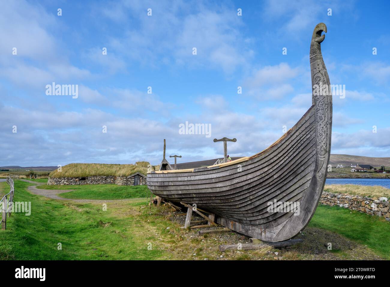 Replik Wikinger Langschiff 'Skidbladner' mit Wikinger Langhaus dahinter, Haroldswick, Unst, Shetland, Schottland, UK Stockfoto