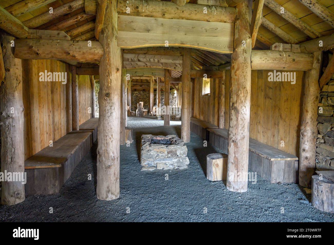 Innenraum eines nachgebildeten Viking Longhouse in Haroldswick, Unst, Shetland, Schottland, Großbritannien Stockfoto