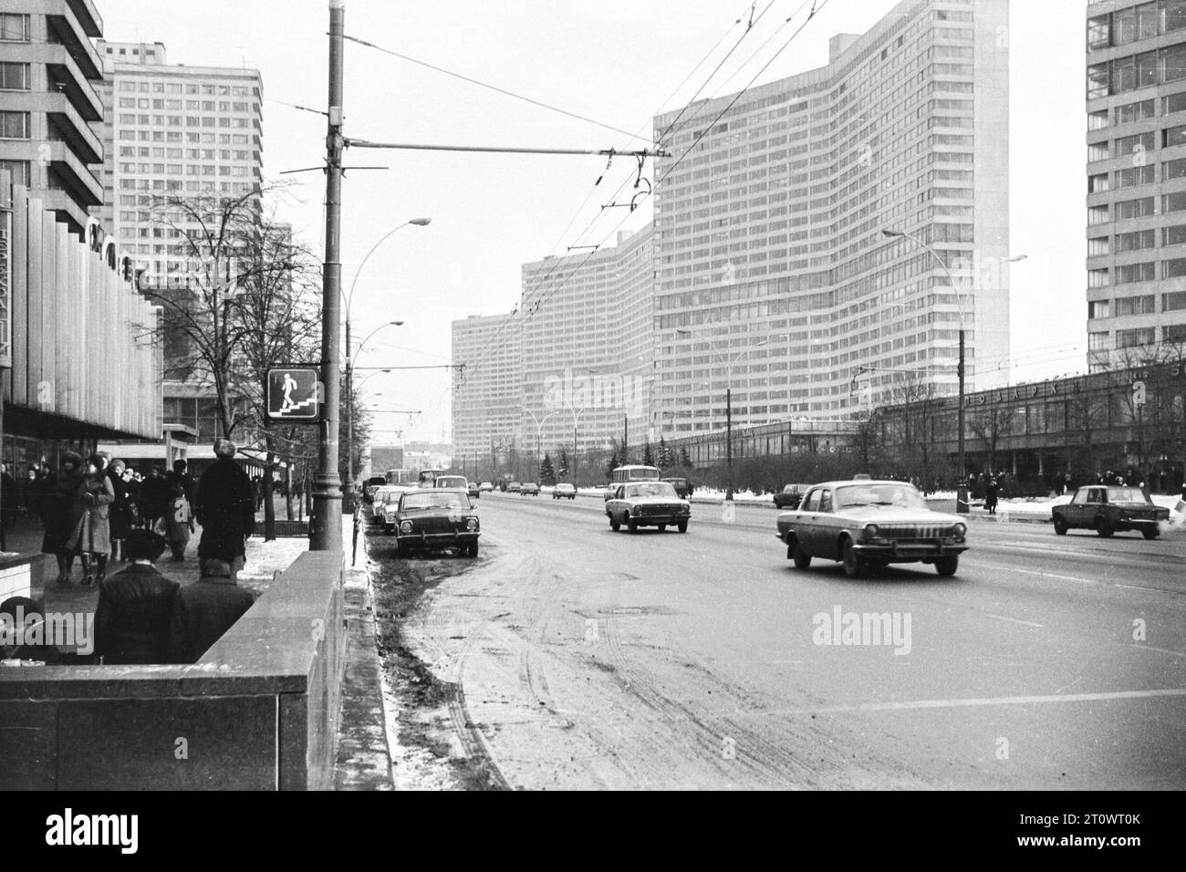 Moskau, UdSSR - Februar 1983: Kalinin-Prospekt in Moskau (jetzt: New Arbat Avenue). 35-mm-Schwarzweiß-Filmscan Stockfoto