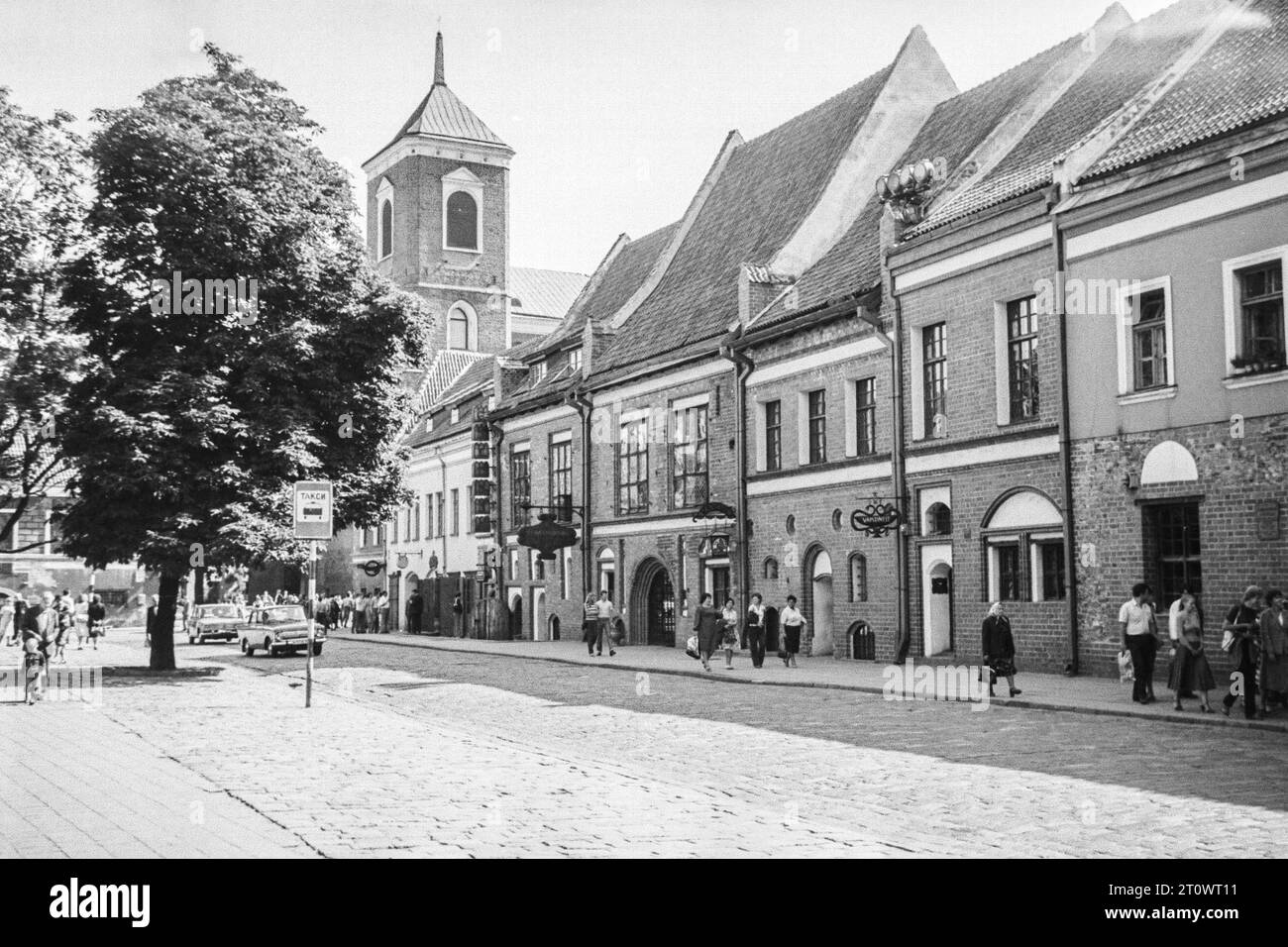 Kaunas, UdSSR - Juli 1984: Die Altstadt von Kaunas. 35-mm-Schwarzweiß-Filmscan Stockfoto