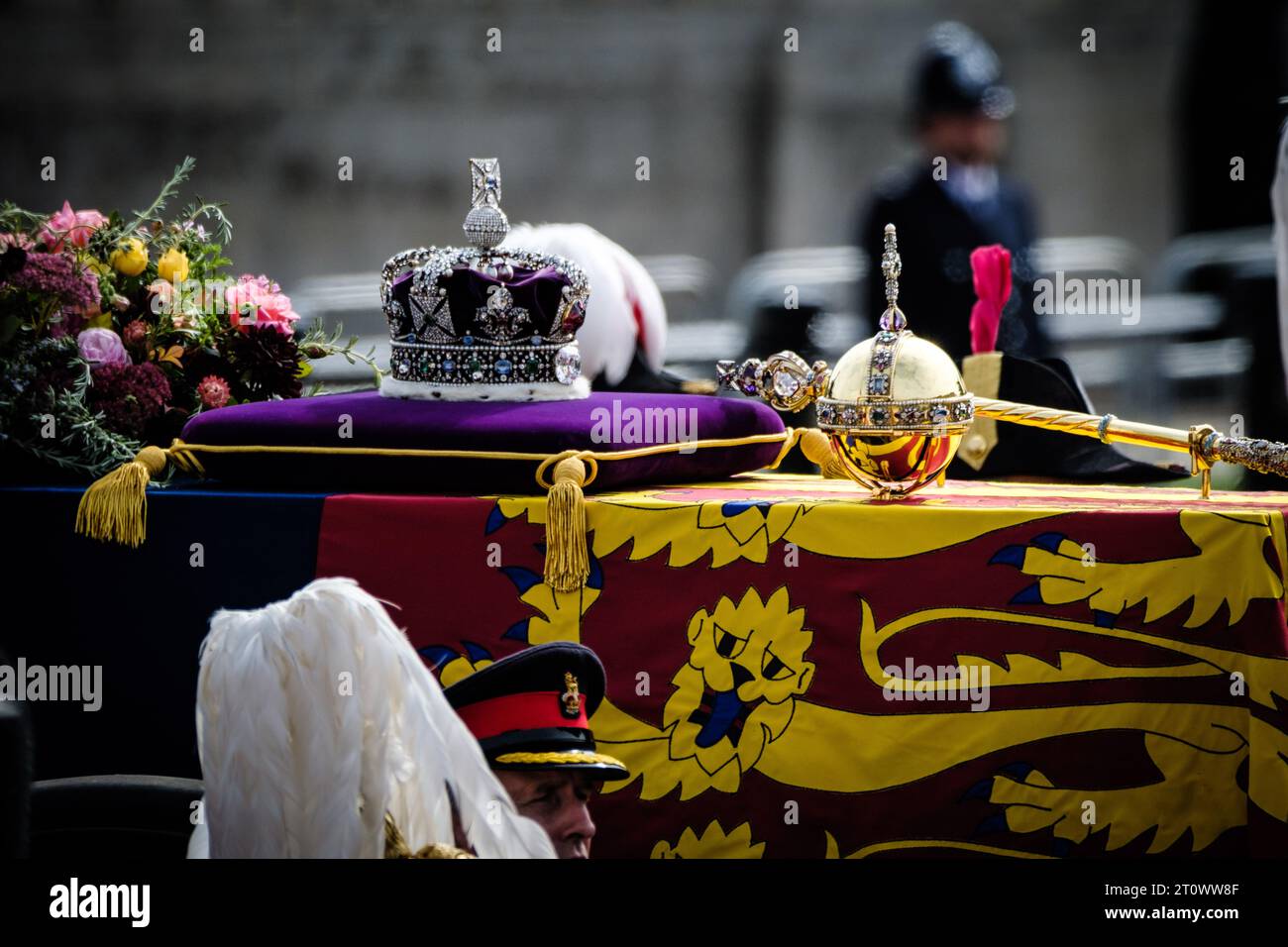 Der Sarg ist mit dem Royal Standard, der Imperial State Crown und Septre geschmückt, die während der Beerdigung von Königin Elisabeth II. Im Buckingham Palace in London, Großbritannien, am 19. September 2022 fotografiert wurden. Elisabeth's State Beerdigung war die erste in Großbritannien seit Winston Churchills Beerdigung im Jahr 1965. In der Westminster Abbey fand eine Trauerfeier statt, gefolgt von einer Prozession zum Wellington Arch, an der etwa 3.000 Soldaten teilnahmen und die von rund einer Million Menschen im Zentrum Londons beobachtet wurde. Bild von Julie Edwards. Stockfoto