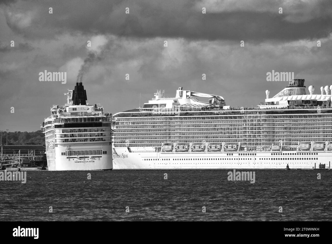 Das NORWEGISCHE Kreuzfahrtschiff NORWEGIAN STAR kehrt von ihrem Anlegeplatz in den Deep Water Channel im Hafen von Southampton zurück Stockfoto