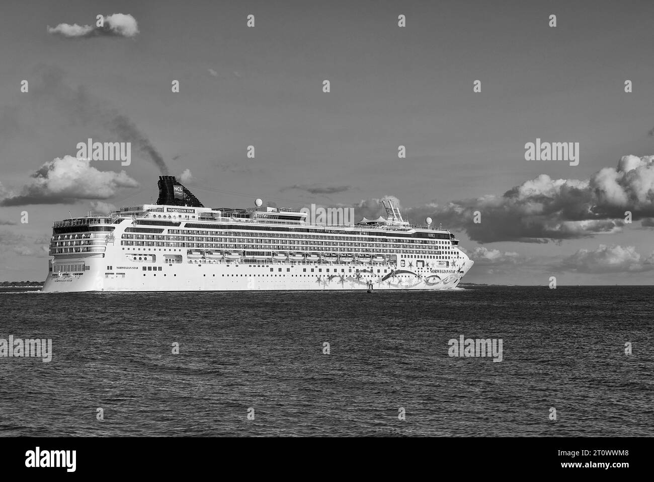 Schwarzweißfoto des NORWEGISCHEN Kreuzfahrtschiffs mit der NORWEGISCHEN Kreuzfahrtlinie, auf dem Weg vom Hafen von Southampton Großbritannien, ihr Ziel: Cobh, Irland Stockfoto