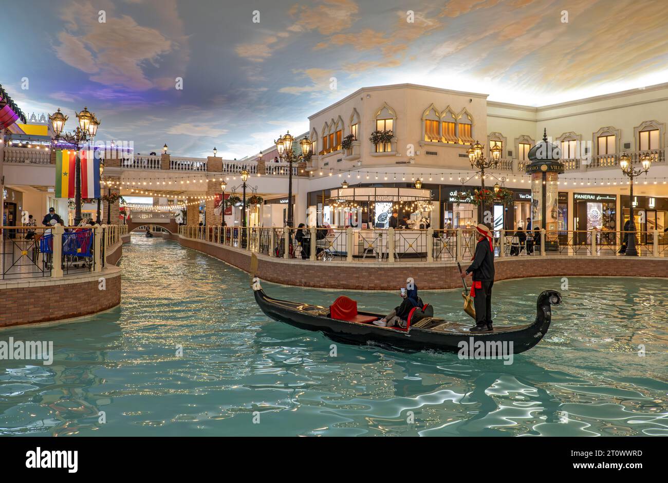 Gondelfahrt auf dem Indoor Canal in der Villaggio Mall, Doha, Katar Stockfoto