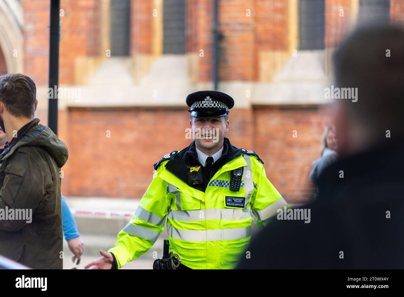 Parsons Green Terrorbombe, London, Großbritannien. Polizist der Metropolitan Police entfernt die Öffentlichkeit von dem Vorfall in der Parsons Green U-Bahn Station Stockfoto