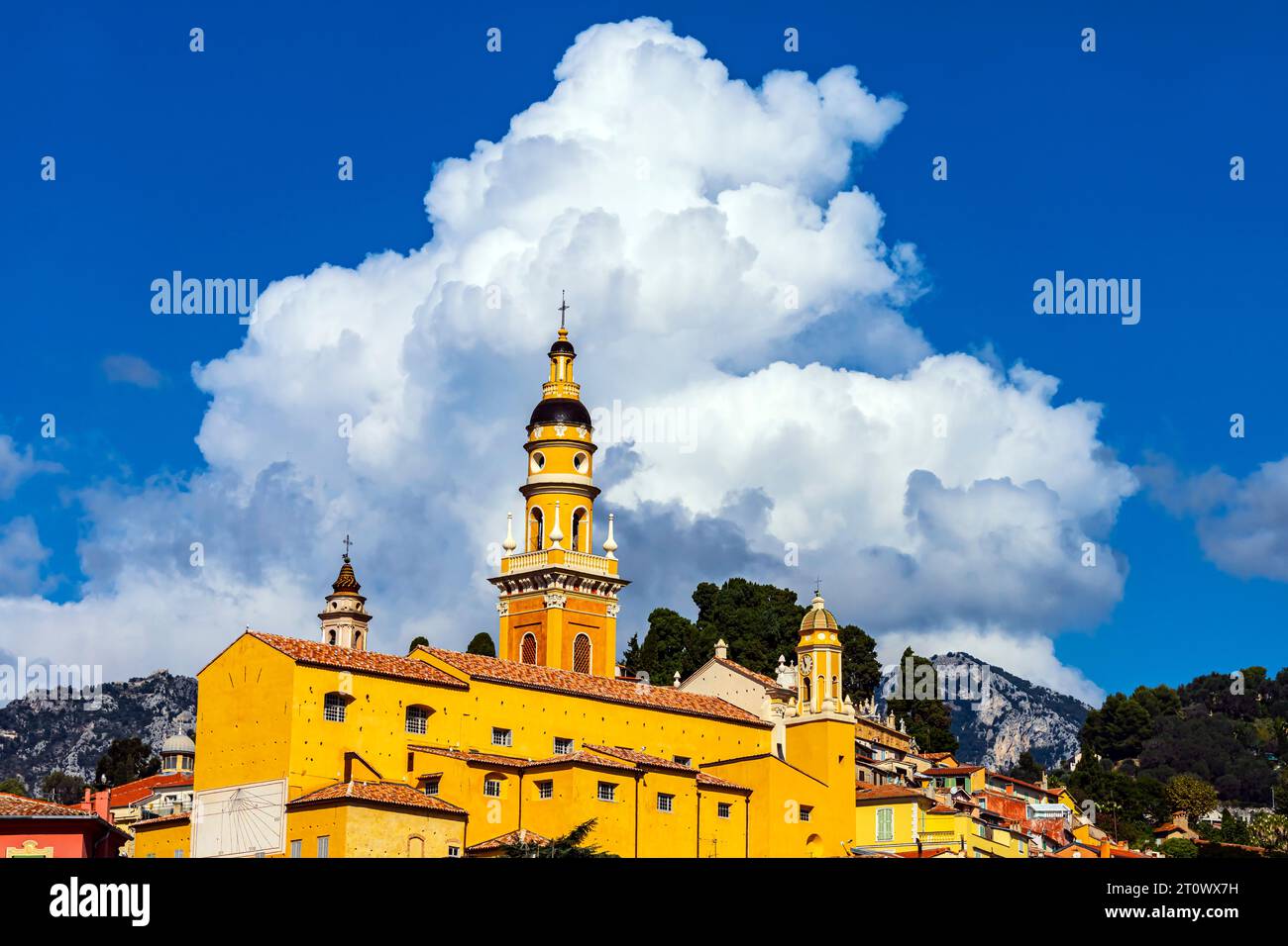 Das historische Zentrum von Menton ist eine wunderschöne kleine Stadt mit verwinkelten Kopfsteinpflasterstraßen und malerischen Häusern. Französische Riviera, Frankreich. Stockfoto