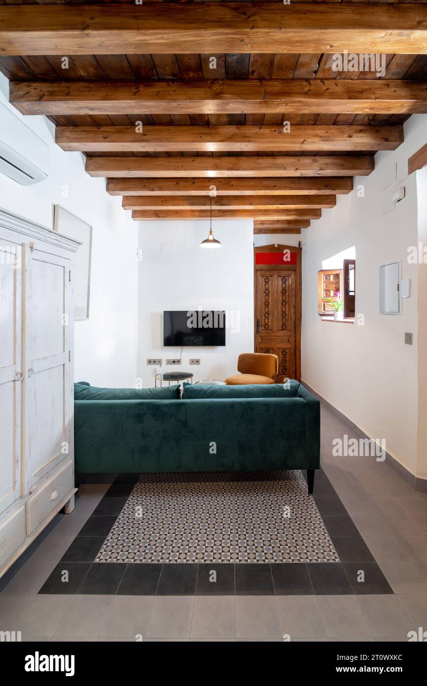 Helles Wohnzimmer in modernem rustikalem Apartment Stockfoto