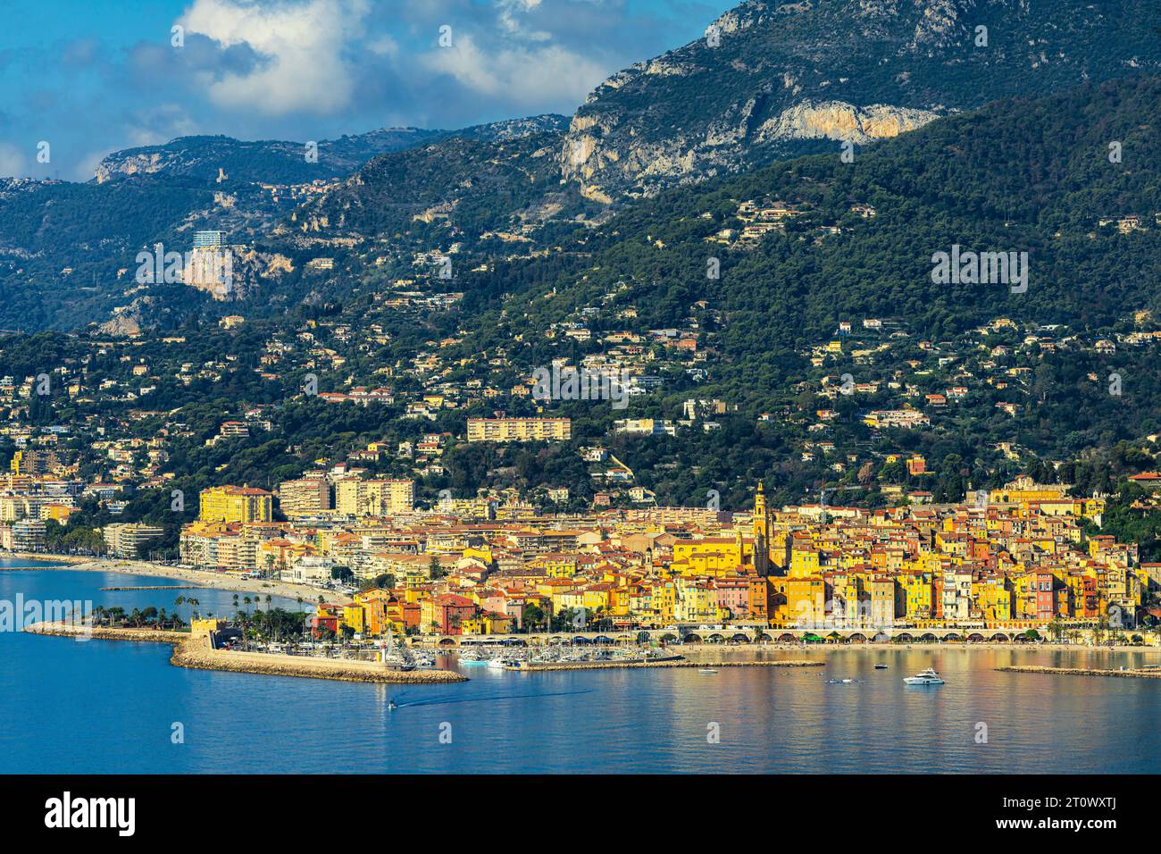 Erhöhter Blick auf Menton, die französische Grenzstadt an der Mittelmeerküste. Das Departement Alpes-Maritimes in Frankreich. Stockfoto