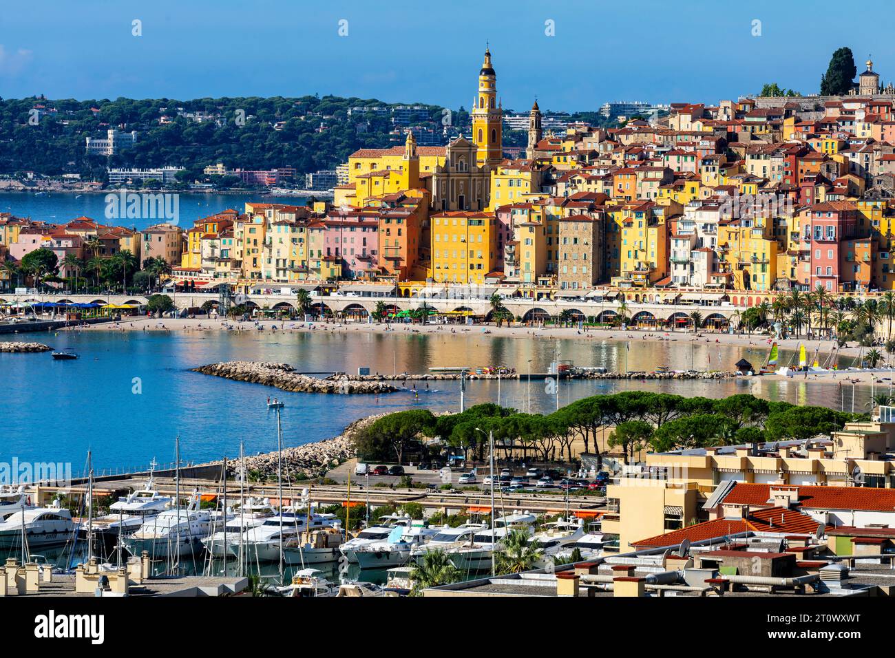 Erhöhter Blick auf Menton, die französische Grenzstadt an der Mittelmeerküste. Das Departement Alpes-Maritimes in Frankreich. Stockfoto