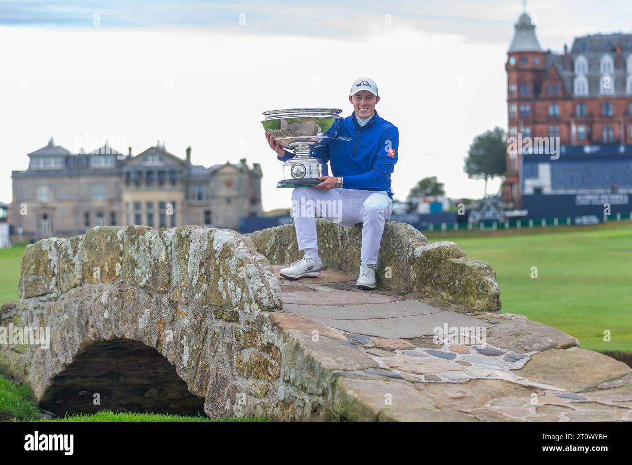 St. Andrews, Schottland. Oktober 2023. Matt Fitzpatrick 2023 Alfred Dunhill Links Champion mit der Trophäe, auf dem Swilken Brdige des Alten Kurses. Quelle: Tim Gray/Alamy Live News Stockfoto