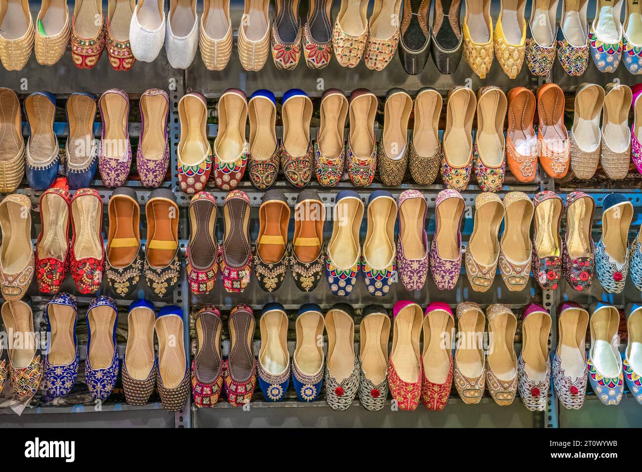 Eine Auswahl an farbenfrohen Schuhen zum Verkauf Stockfoto