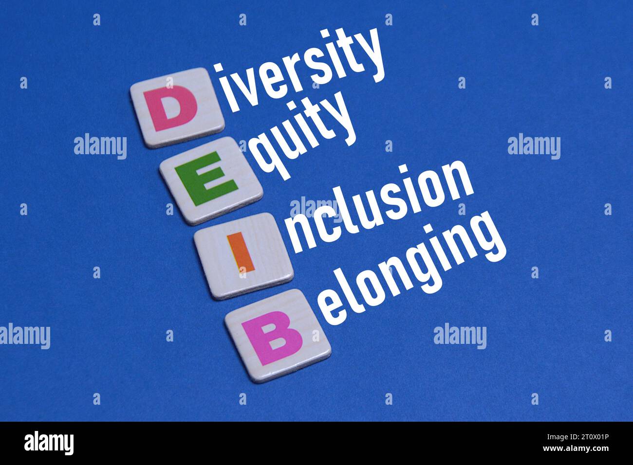 Diversity, Equity Inclusion and Zugehörig (DEI) Wörter. Farbenfrohe DEIB-Kacheln, die Worte formulieren: Vielfalt, Eigenkapital, Einbeziehung und Zugehörigkeit. Geschäftskonzept. Stockfoto