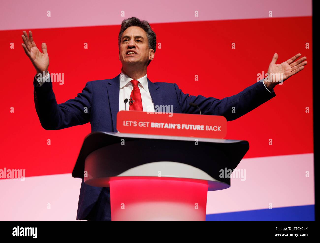 Liverpool, Großbritannien. , . Ed Miliband, Shadow Secretary of State for Energy Security and Net Zero, spricht auf der Labour Party-Konferenz. Quelle: Karl Black/Alamy Live News Stockfoto