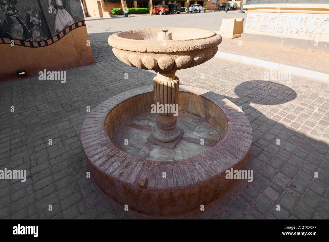 Ouarzazate, Marokko - 9. Oktober 2023: Ein vollständig trockener Pappmaché-Wasserbrunnen für Requisiten in den Atlas Studios in Ouarzazate, Marokko Stockfoto