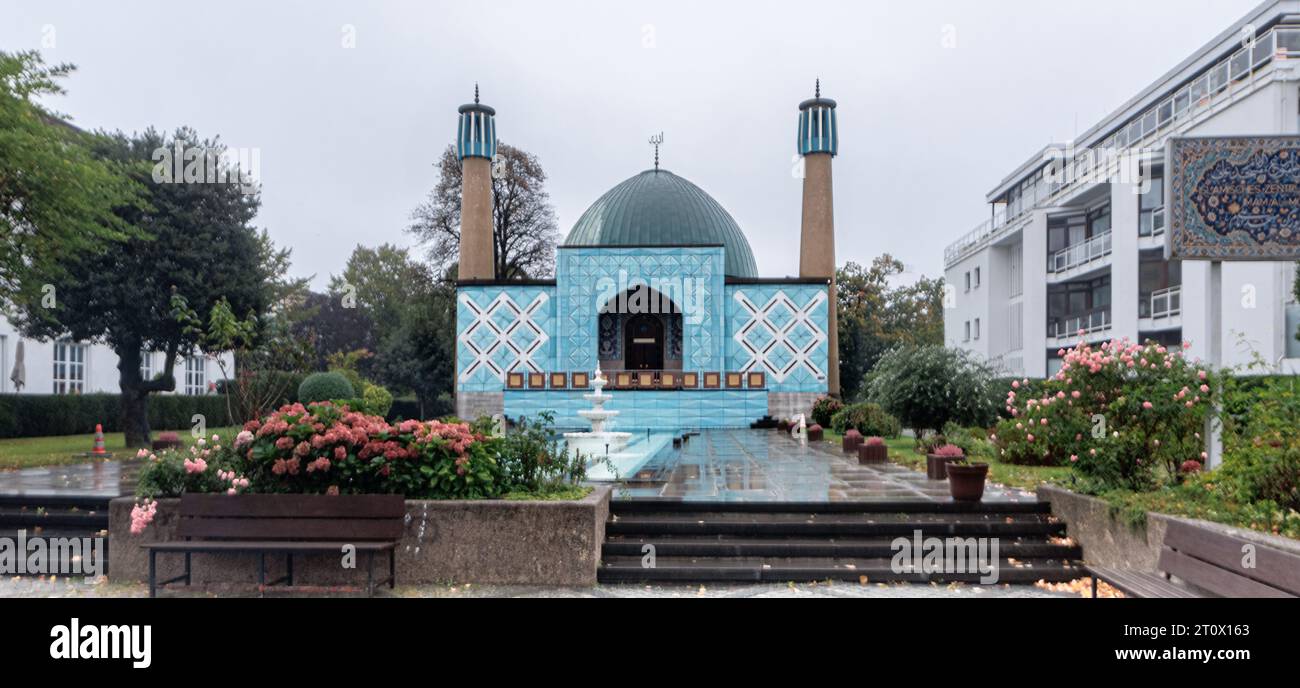 Hamburg, Deutschland. Oktober 2023. Blick auf die Blaue Moschee an der Außenalster. Nach dem Angriff der Hamas auf Israel fordert die Hamburger CDU die Schließung des Islamischen Zentrums Hamburg (IZH), das die Moschee betreibt. Quelle: Markus Scholz/dpa/Alamy Live News Stockfoto