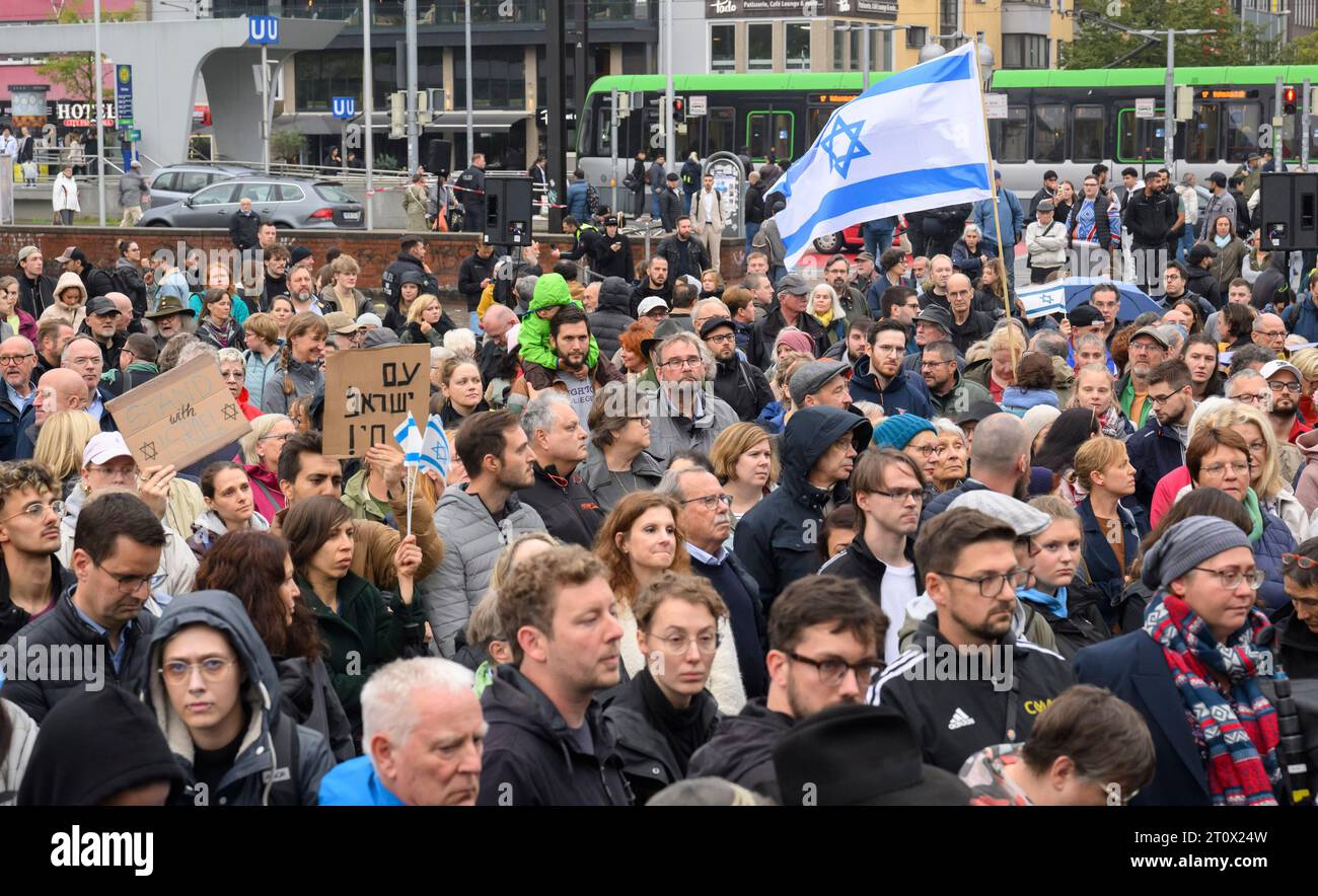 Hannover, Deutschland. Oktober 2023. Die Teilnehmer stehen auf einer Solidaritätskundgebung für Israel am Steintorplatz. Quelle: Julian Stratenschulte/dpa/Alamy Live News Stockfoto