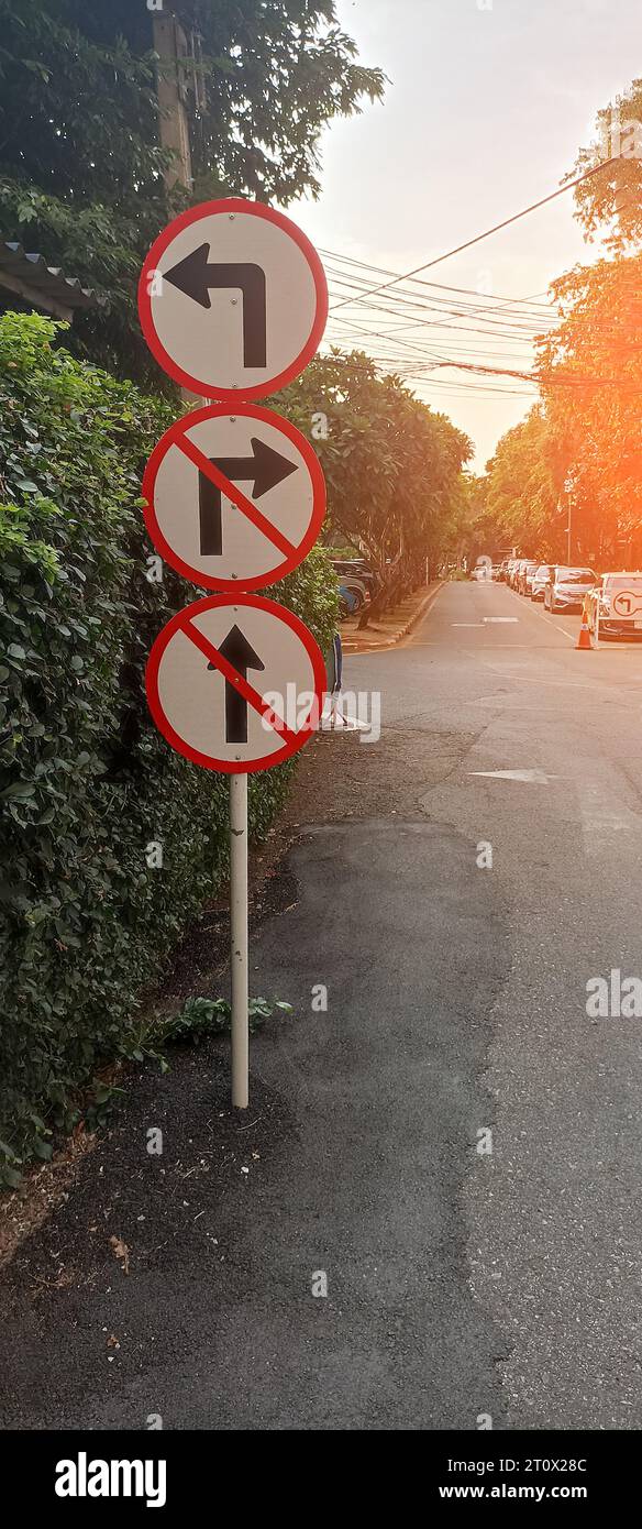 Verkehrsschilder: Nicht rechts abbiegen, nicht geradeaus, links abbiegen. Stockfoto