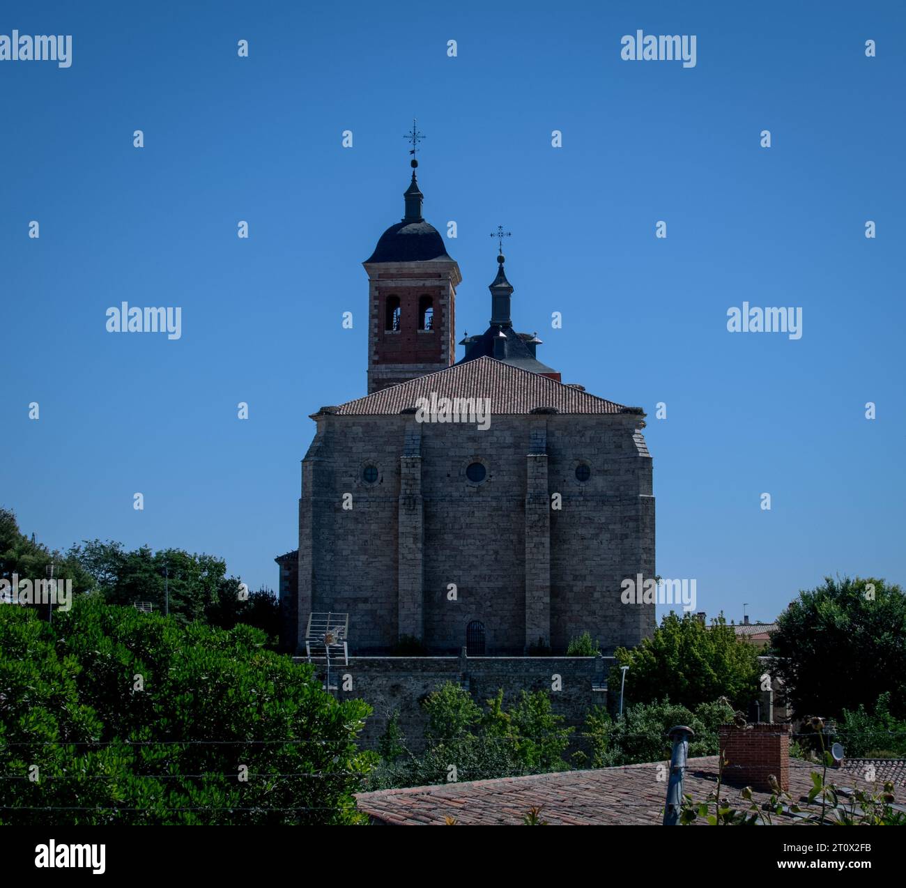 Klassische Kirche in einer kleinen Stadt in Spanien. Romanischer Stil, über der Aussicht Stockfoto