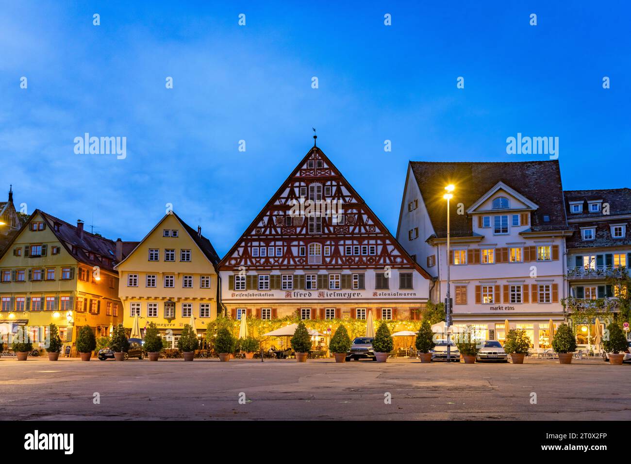 Marktplatz mit Fachwerkbau Kielmeyerhaus in der Abenddämmerung, Esslingen am Neckar, Baden-Württemberg, Deutschland | Marktplatz mit Kielmeyerha Stockfoto