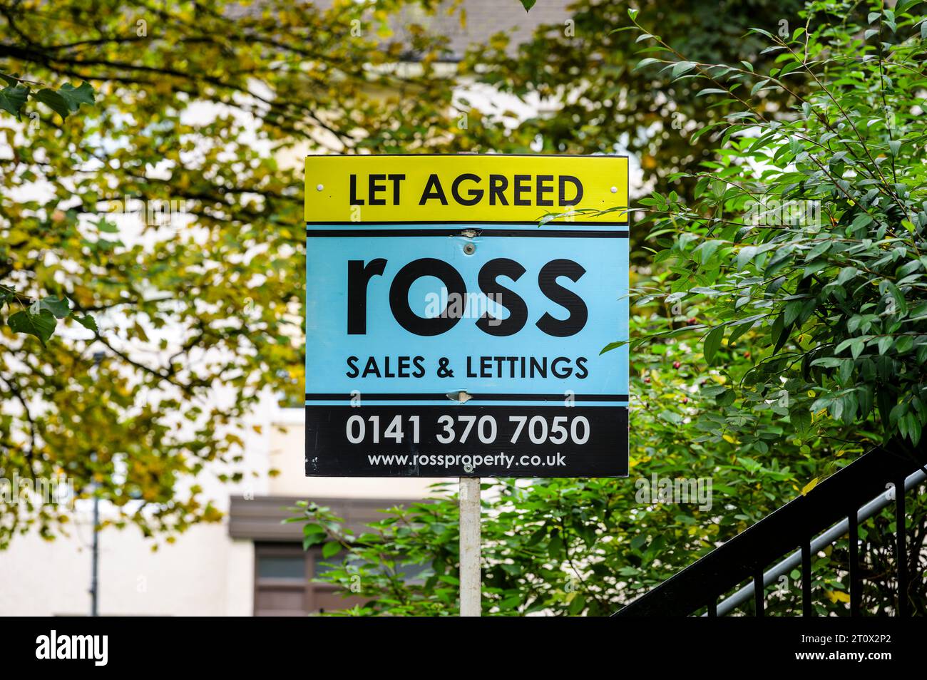 Immobilienmakler soll mit einem "Let Agreed"-Schild vor einem Haus an Bord gehen, Glasgow, Schottland, Großbritannien, Europa Stockfoto