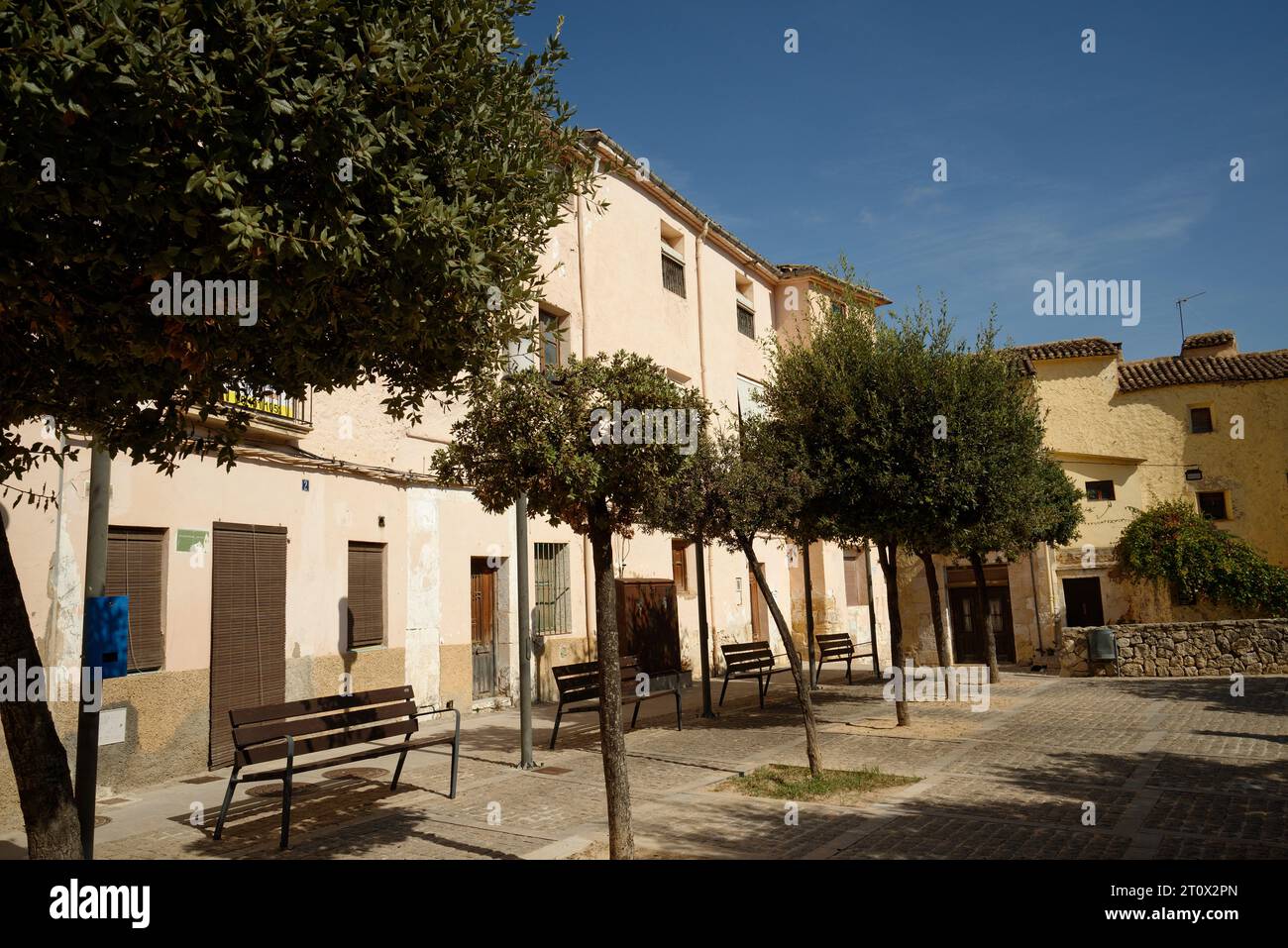 Das alte spanische Dorf Bocairent (Valencia) ist bekannt für seine historischen Höhlen der Mauren und die Wolldecken-/Bekleidungsindustrie. Stockfoto